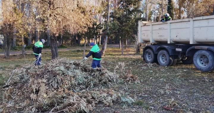 Ambiente avanza con trabajos de limpieza urbana en distintos puntos la capital