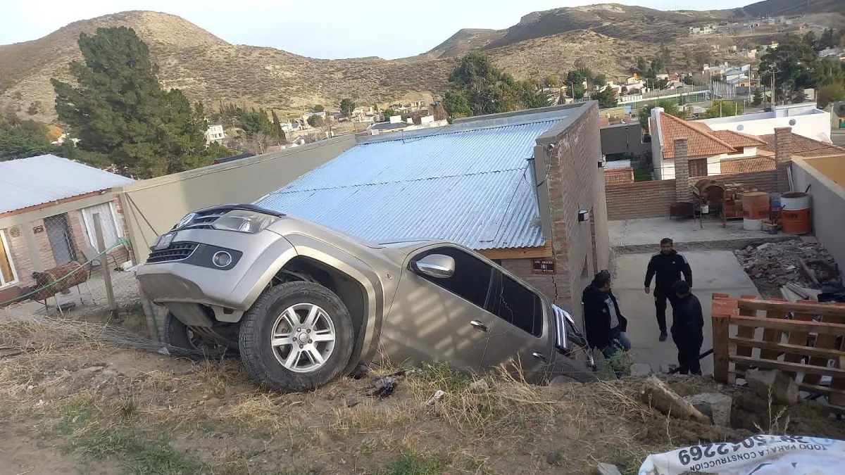 Una camioneta cayó en el patio de una vivienda - Radio 3 Cadena Patagonia
