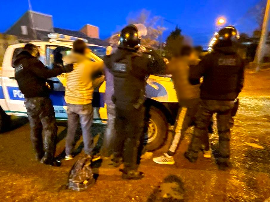 Qué encontraron en los allanamientos por el caso de la joven baleada en Madryn