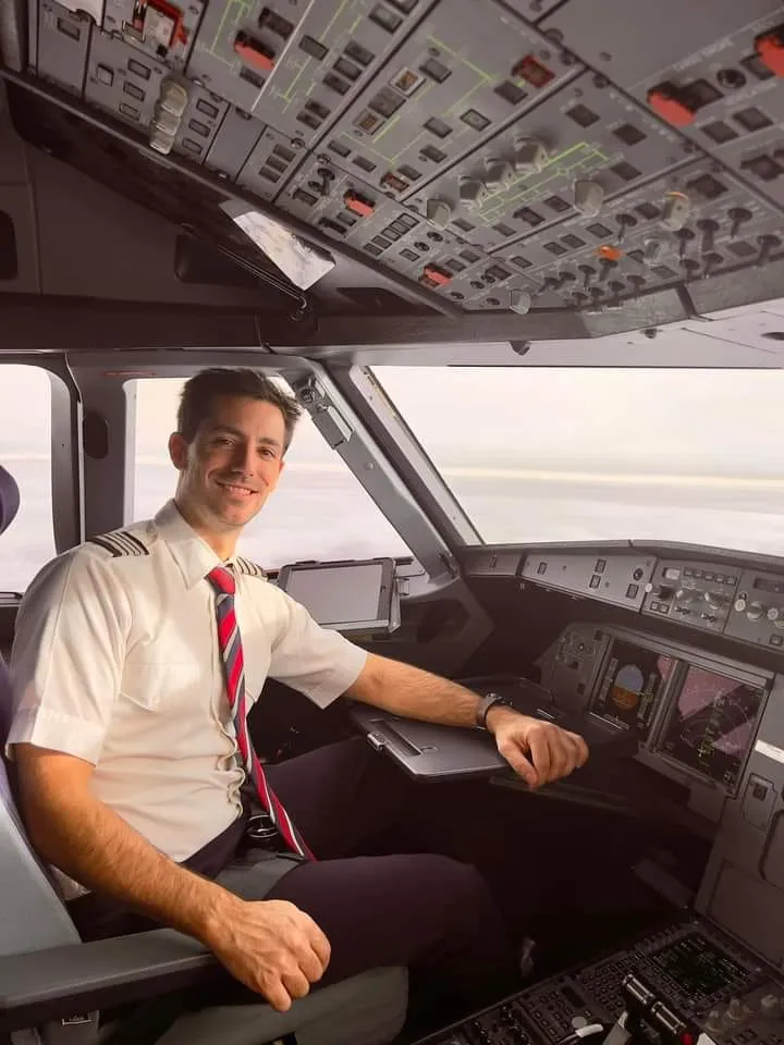 Matías Suaya, piloto de avión comercial, Trelew, AeroClub de Trelew, carrera de piloto, esfuerzo y dedicación, trabajar para estudiar, aviador naval, AeroClub, vuelos turísticos, línea aérea, selección de pilotos, piloto joven, capitán de avión, inspiración, sueños cumplidos, carrera aeronáutica