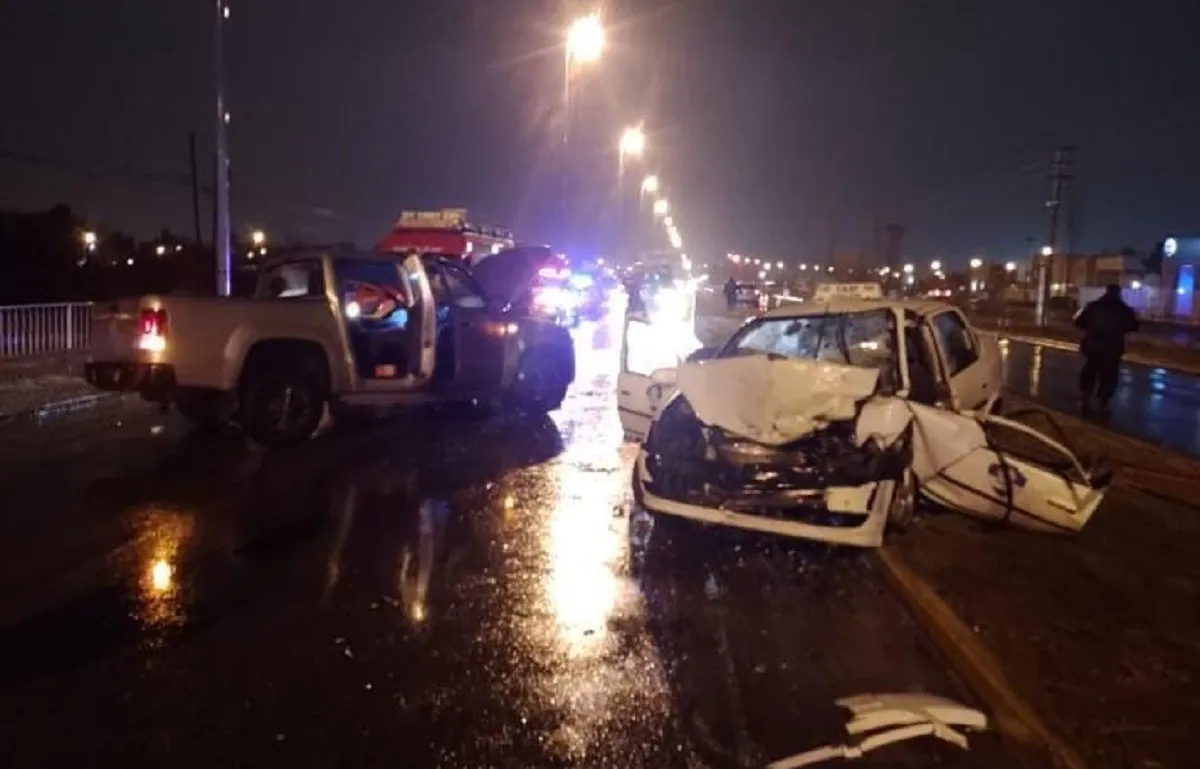 accidente de tránsito, Trelew, choque frontal, lesiones graves, conductor de taxi, Volkswagen Amarok, Avenida H. Irigoyen, emergencia médica, intervención de bomberos, investigación de accidentes