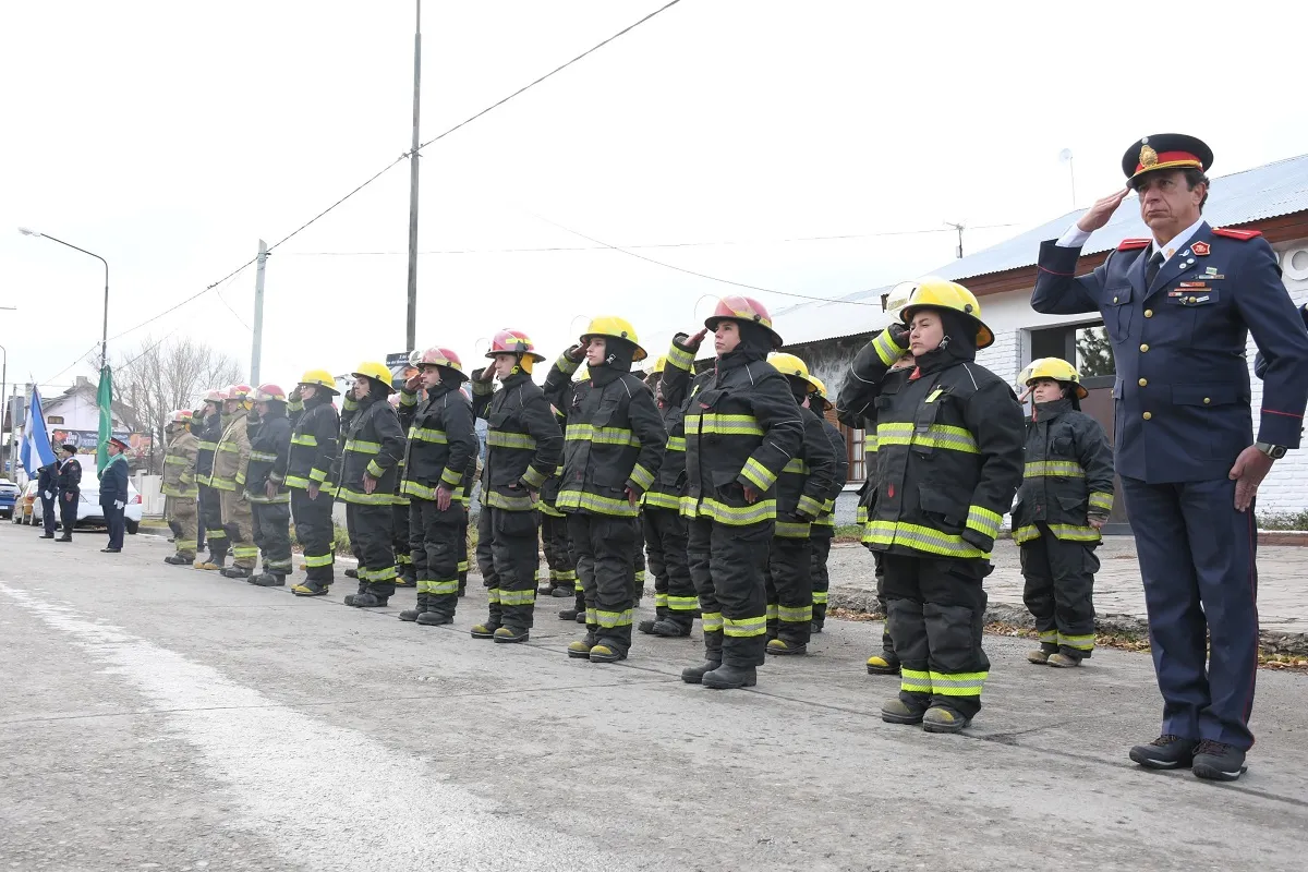 Día del Bombero Voluntario, Matías Taccetta, Esquel, bomberos voluntarios, ceremonia de distinciones, desfile de bomberos, cuartel central de Esquel, compromiso comunitario, incendio Parque Nacional Los Alerces, Protección Civil, 39º aniversario bomberos Esquel, valores de los bomberos, reconocimiento público, mejora de calidad de vida, apoyo municipal, héroes locales