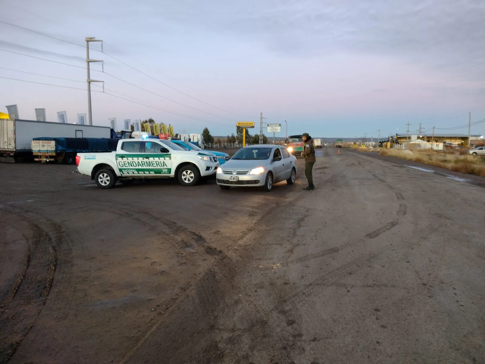 Caravana, vehículos varados, emergencia climática, Trelew, Comodoro Rivadavia, tránsito seguro, fuerzas de seguridad, Chubut, Garayalde, coordinación, camiones, colectivos, autos, camionetas, reorganización, ruta