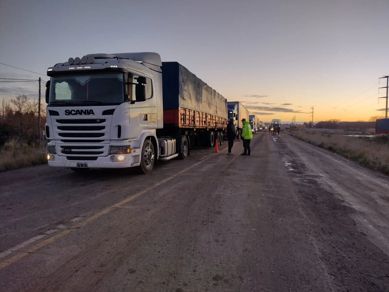 Caravana, vehículos varados, emergencia climática, Trelew, Comodoro Rivadavia, tránsito seguro, fuerzas de seguridad, Chubut, Garayalde, coordinación, camiones, colectivos, autos, camionetas, reorganización, ruta