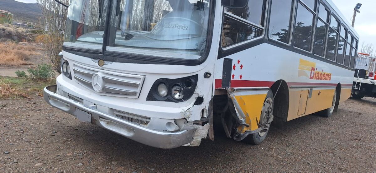 Fuerte choque entre un colectivo y un auto dejó una persona lesionada