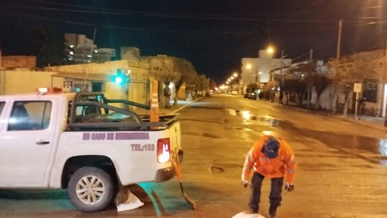 emergencia climática, Comodoro Rivadavia, nevada intensa, cortes de tránsito, defensa civil, transporte público, pronóstico del tiempo, infraestructura insuficiente, gobierno municipal, Di Pierro, Carlos Linares, Juan Pablo Luque, Ejército Argentino, Vialidad Nacional, asistencia ante emergencias