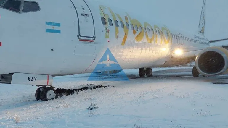 Un avión se salió de la pista debido a la intensa nevada