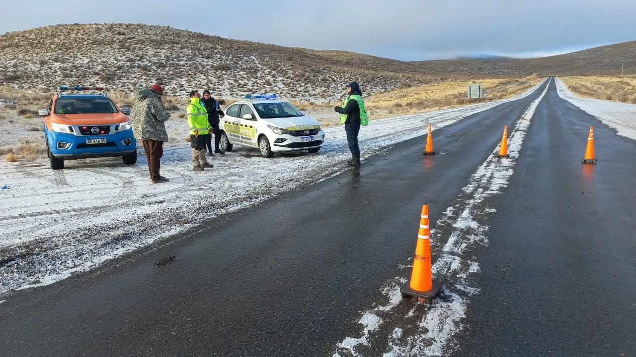 asistencia a afectados por temporal en Chubut, temporal de nieve y lluvia Chubut, Gobernador de Chubut, Vialidad Provincial Chubut, Defensa Civil Chubut, Ministerio de Seguridad Chubut, Ejército Argentino, solidaridad chubutense, emergencia climática Chubut, equipos de rescate Chubut, trabajo conjunto en emergencias, apoyo del Ministerio de Defensa, coordinación de operativos, ayuda a damnificados Chubut, infraestructura afectada por temporal, vocación de servicio Chubut