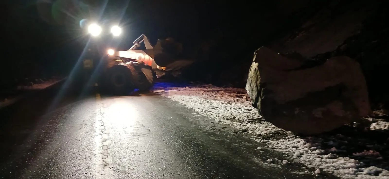 Vialidad Nacional, Lago Guillermo, seguridad vial, remoción de piedra, ruta, tránsito seguro, intervención vial, prevención de accidentes, equipo de Vialidad, infraestructura vial, mantenimiento de carreteras, maquinaria pesada, trabajo en equipo, compromiso con la seguridad, obstrucción vial, protección de conductores