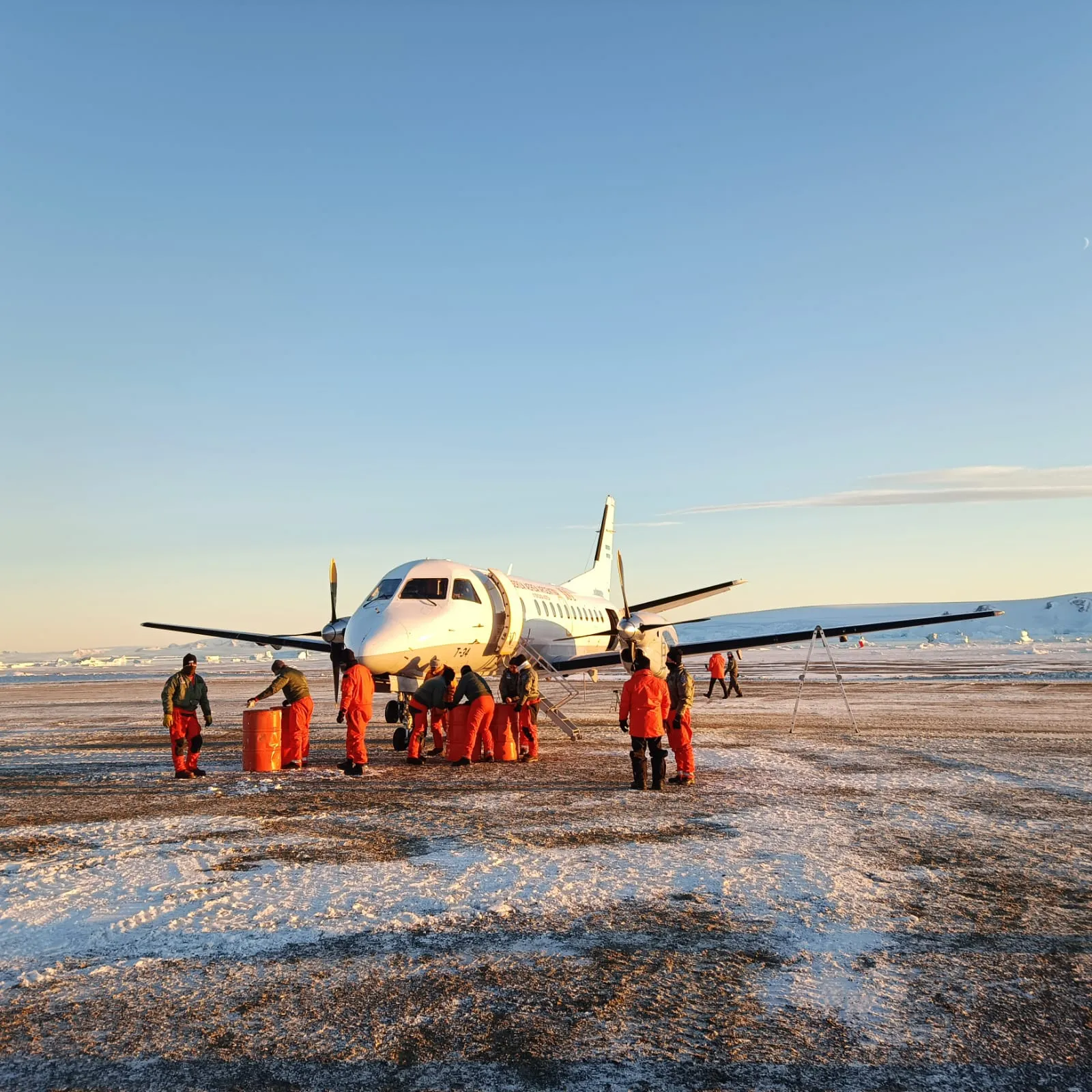 Fuerza Aérea Argentina, Base Antártica Petrel, nueva pista, aterrizaje histórico, Sistema de Armas SAAB-340, Estado Mayor Conjunto de las Fuerzas Armadas, Comando Conjunto Antártico, conectividad logística, actividades antárticas, compromiso argentino, infraestructura antártica, operaciones antárticas, exploración del continente blanco, misiones científicas, logística en la Antártida, liderazgo argentino