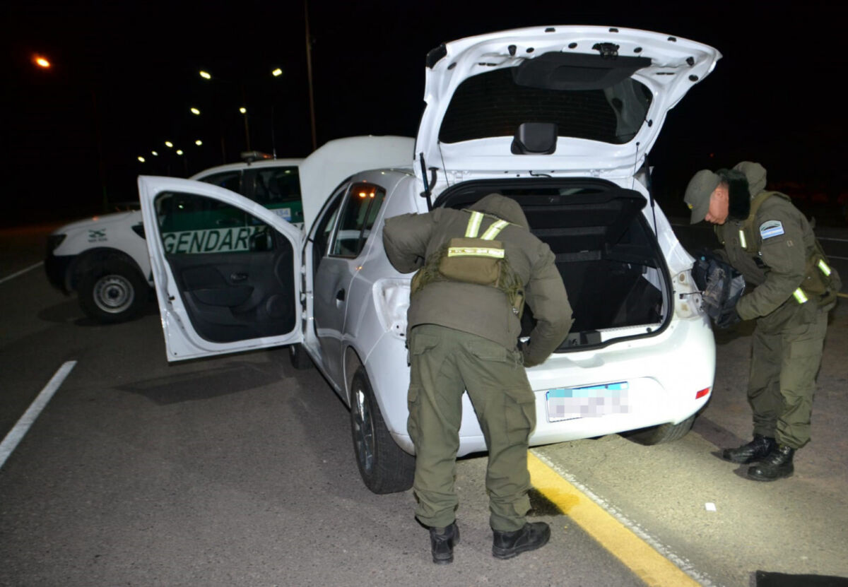 Decomisan más de 7 kilos de cocaína oculta en auto