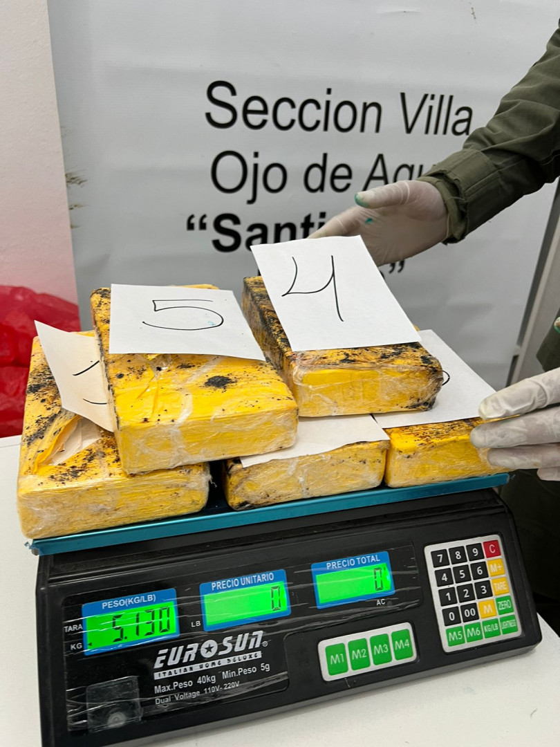 "Paquete sorpresa": una mujer llevaba 5 kilos de droga en un tour de compras