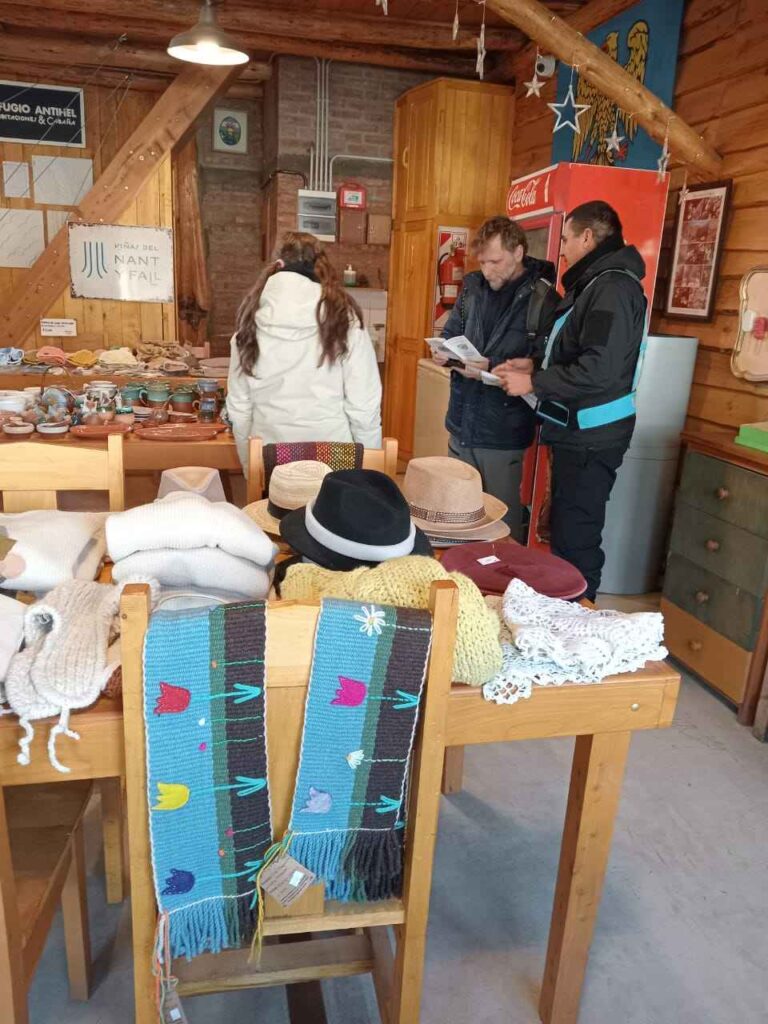 Policía Comunitaria, Trevelin, prevención invernal, controles de ruta, Ruta Nacional N° 259, Parque Nacional Los Alerces, seguridad vial, estafas virtuales, Expoferia Invernal, información preventiva, turismo en Trevelin, seguridad ciudadana, prevención de estafas, Ruta 71, Ruta 72