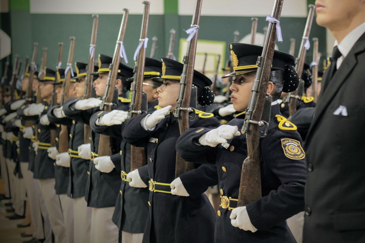 240 aspirantes y cadetes de la Policía del Chubut juraron lealtad a la ...