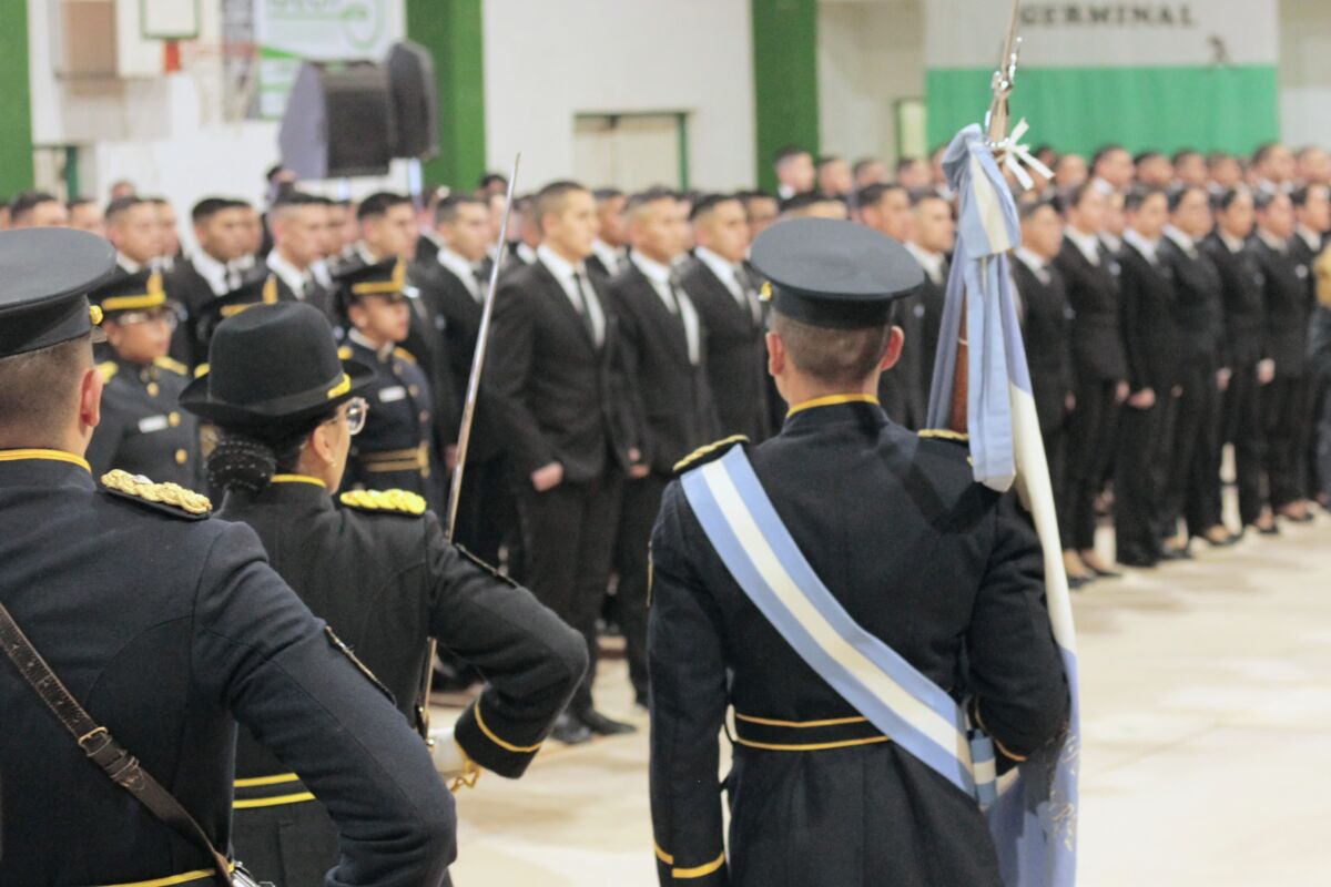 240 aspirantes y cadetes de la Policía del Chubut juraron lealtad a la Bandera