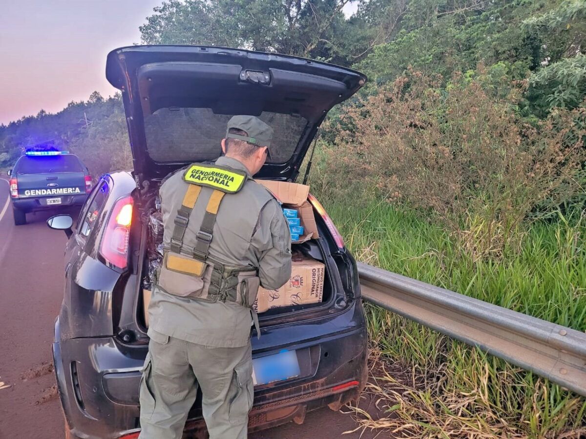 Conductor abandonó un auto cargado con miles de atados de cigarrillos