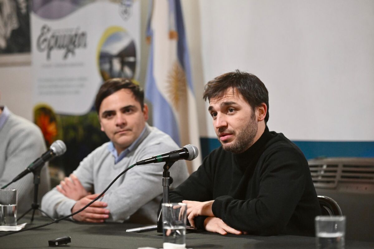 Torres firmó el contrato para la construcción del nuevo Hospital Rural en Epuyén