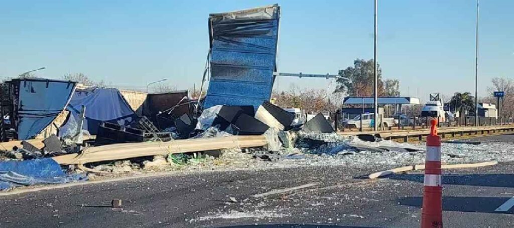 Tragedia en la Ruta 9, accidente vial, choque frontal, camión y 4x4, kilómetro 72 RN 9, Concordia Entre Ríos, hospital municipal de Campana, Autopistas del Sol, policía bonaerense, investigación accidente, Laura Brizuela, test de alcoholemia, narcotest, tránsito desviado, daños en infraestructura
