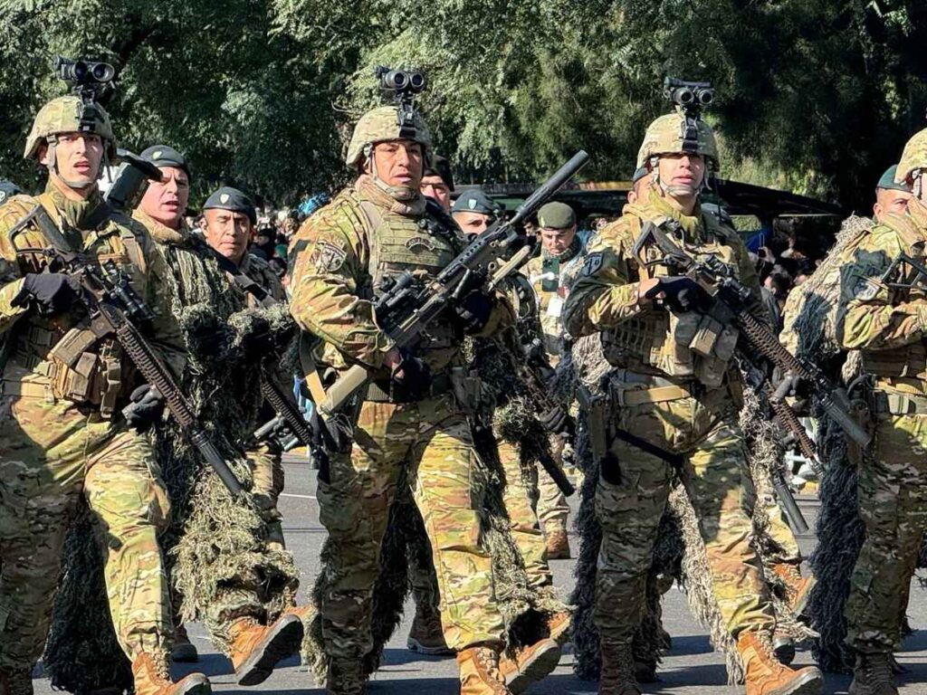 desfile militar, independencia argentina, Javier Milei, Fuerzas Armadas, Buenos Aires, Avenida Libertador, Victoria Villarruel, 208 aniversario, excombatientes Malvinas, Fuerzas Aéreas, tanques TAM2C, desfile patriótico, política argentina, celebración independencia, Karina Milei, gabinete Milei
