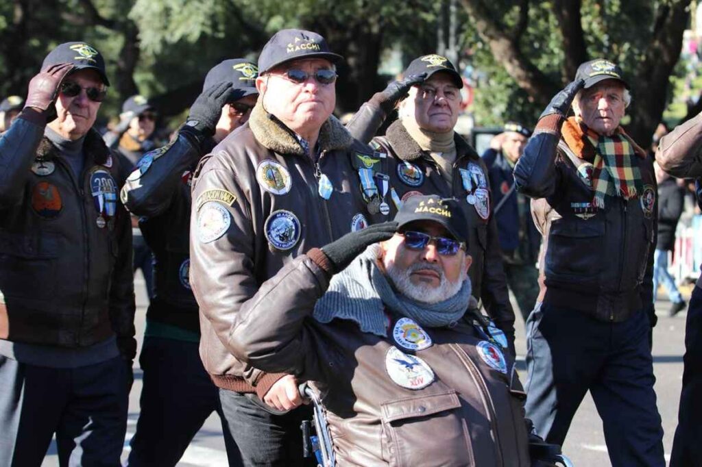 desfile militar, independencia argentina, Javier Milei, Fuerzas Armadas, Buenos Aires, Avenida Libertador, Victoria Villarruel, 208 aniversario, excombatientes Malvinas, Fuerzas Aéreas, tanques TAM2C, desfile patriótico, política argentina, celebración independencia, Karina Milei, gabinete Milei