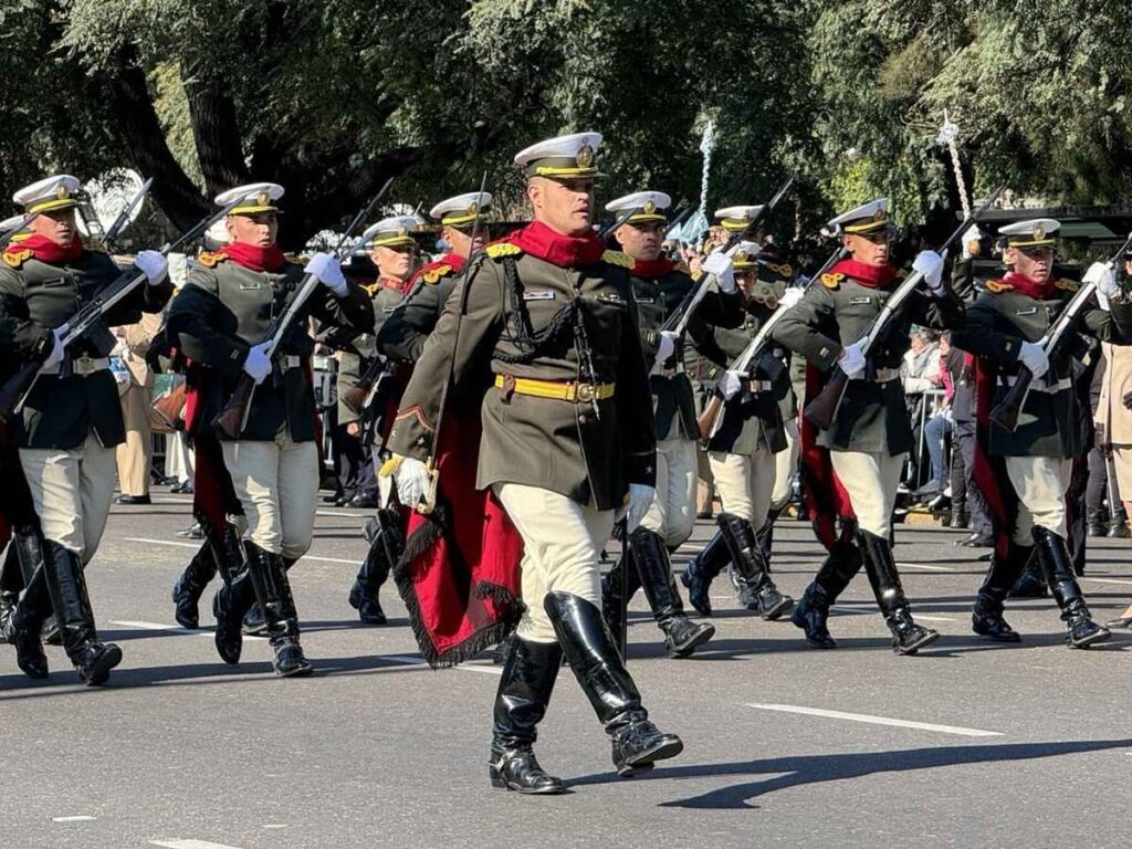 desfile militar, independencia argentina, Javier Milei, Fuerzas Armadas, Buenos Aires, Avenida Libertador, Victoria Villarruel, 208 aniversario, excombatientes Malvinas, Fuerzas Aéreas, tanques TAM2C, desfile patriótico, política argentina, celebración independencia, Karina Milei, gabinete Milei