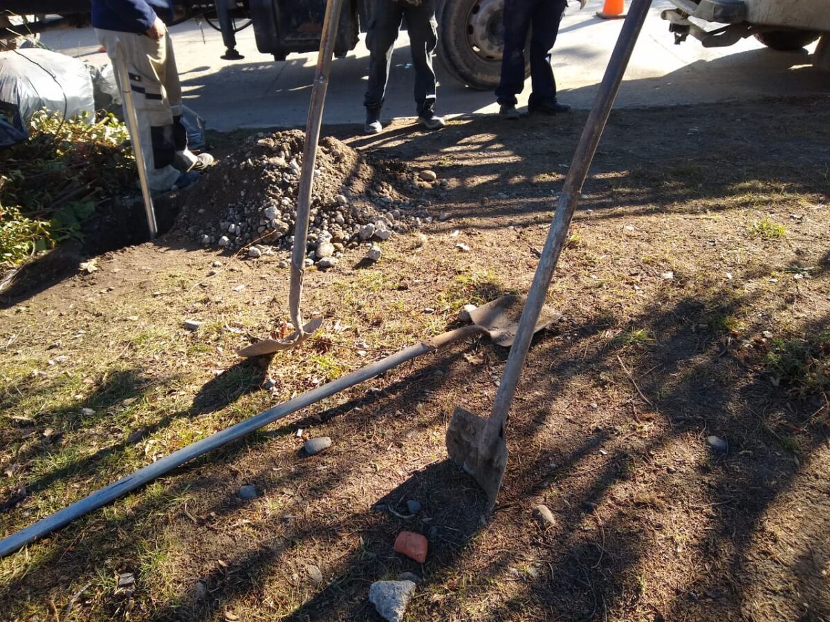 El municipio de Esquel intervino ante la colocación de postes sin autorización