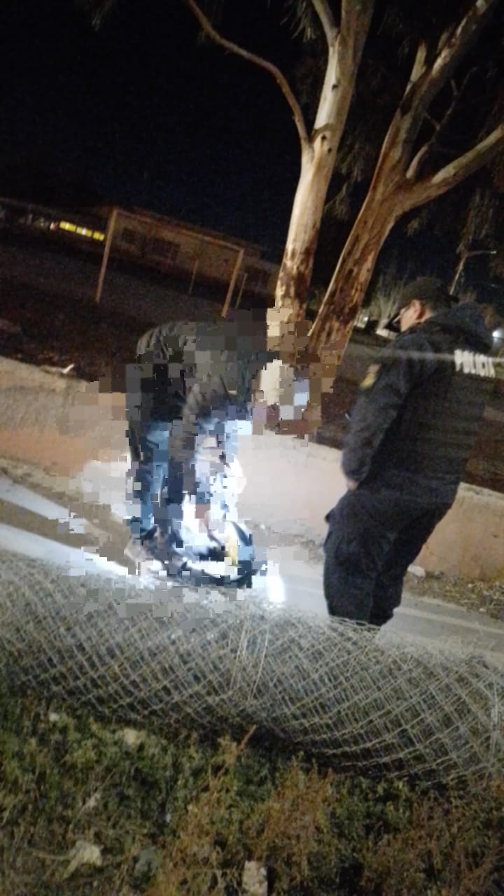 Lo atraparon llevando un rollo de alambre