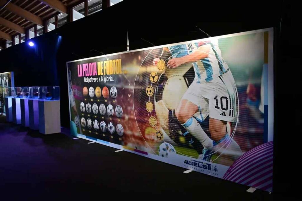 La exposición, abierta hasta el 14 de julio, podría extenderse un día más si Argentina gana la Copa América. Los visitantes pueden disfrutar de trofeos, merchandising y experiencias interactivas.