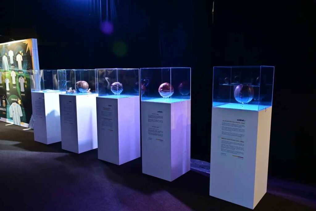 La exposición, abierta hasta el 14 de julio, podría extenderse un día más si Argentina gana la Copa América. Los visitantes pueden disfrutar de trofeos, merchandising y experiencias interactivas.