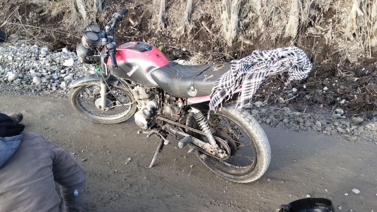 Motociclista manejaba alcoholizado y su acompañante se cayó