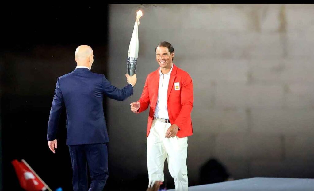 Rafael Nadal, antorcha olímpica, ceremonia inauguración, Juegos Olímpicos, París 2024, Zinedine Zidane, Serena Williams, Carl Lewis, Torre Eiffel, Plaza de Trocadero, deporte español, Roland Garros, eventos deportivos, ceremonia olímpica, figuras del deporte