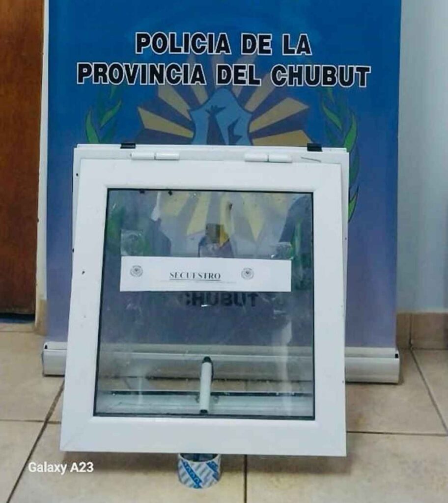 detención, patrullaje preventivo, Calle Ceferino Namuncura, objeto robado, ventiluz de aluminio, incidente delictivo, Ley XV N° 27, seguridad pública, patrullaje policial, arresto, comportamiento agresivo, investigación policial, Ministerio Público Fiscal, propiedad robada, tenencia ilegal