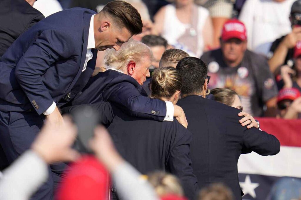 Donald Trump, galería de fotos, tiroteo en mitin, Servicio Secreto, seguridad en mítines, mitin en Pensilvania, Trump en Butler, imágenes del mitin, caos en evento, protección presidencial, evacuación de Trump, fotos del tiroteo, mitin político, evento dramático, respuesta de seguridad
