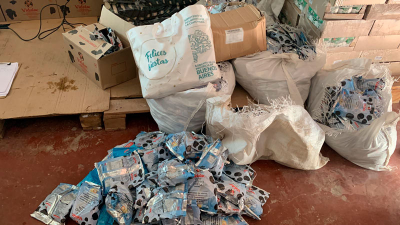 Encontraron alimentos vencidos en allanamientos a organizaciones sociales