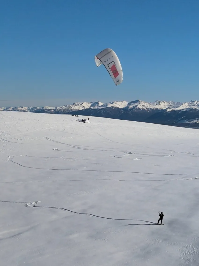 Snow Kite, Sierra Colorada, turismo sustentable, deportes invernales, Comunidad Mapuche-Tehuelche, Héctor Ingram, Juan Manuel Peralta, turismo Trevelin, desarrollo turístico, actividades invernales, impacto ambiental, deportes extremos, kitesurf, acrobacias en nieve, turismo Chubut