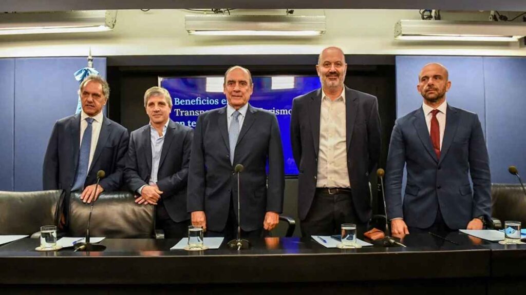 Argentina, turismo nacional, beneficios en transporte, temporada de invierno, Aerolíneas Argentinas, JetSMART, Flybondi, Trenes Argentinos, descuentos en transporte, Daniel Scioli, Guillermo Francos, Luis Caputo, Federico Sturzenegger, desregulación aerocomercial, cruceros.