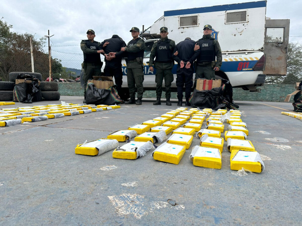 Incautaron 400 kilos de cocaína en una camioneta policial