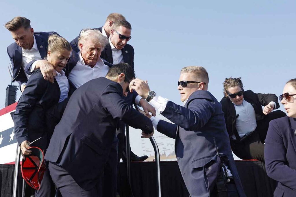 Donald Trump, galería de fotos, tiroteo en mitin, Servicio Secreto, seguridad en mítines, mitin en Pensilvania, Trump en Butler, imágenes del mitin, caos en evento, protección presidencial, evacuación de Trump, fotos del tiroteo, mitin político, evento dramático, respuesta de seguridad