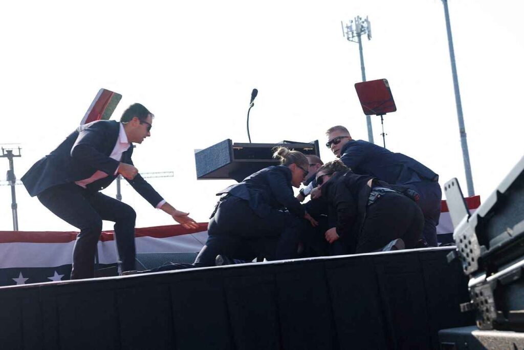 Donald Trump, galería de fotos, tiroteo en mitin, Servicio Secreto, seguridad en mítines, mitin en Pensilvania, Trump en Butler, imágenes del mitin, caos en evento, protección presidencial, evacuación de Trump, fotos del tiroteo, mitin político, evento dramático, respuesta de seguridad