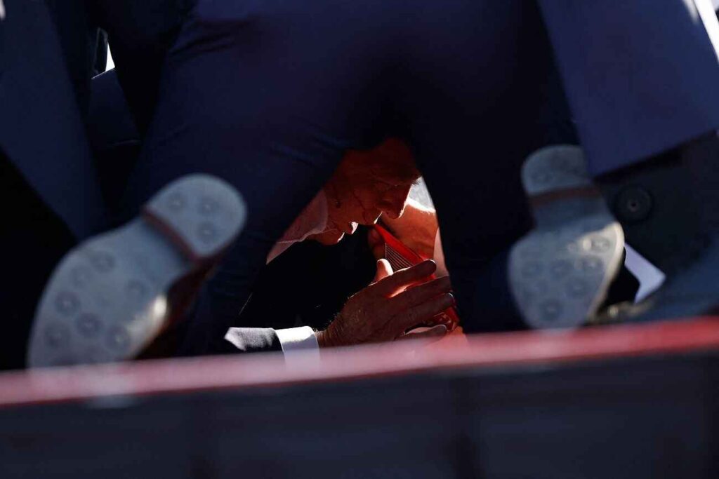 Donald Trump, galería de fotos, tiroteo en mitin, Servicio Secreto, seguridad en mítines, mitin en Pensilvania, Trump en Butler, imágenes del mitin, caos en evento, protección presidencial, evacuación de Trump, fotos del tiroteo, mitin político, evento dramático, respuesta de seguridad