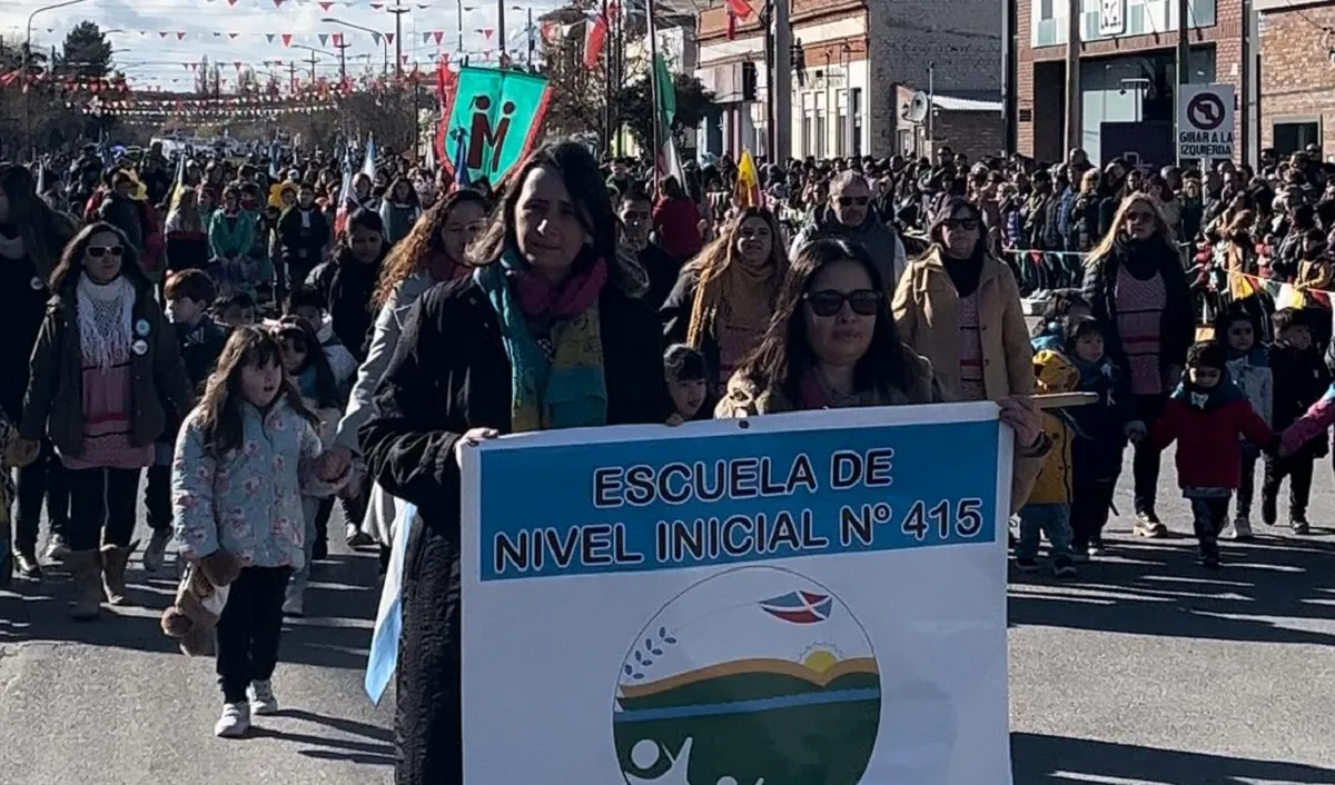 Gaiman, sesquicentenario, desfile cívico-militar, Darío James, Eugenio Tello, inmigrantes, cultura, historia de Gaiman, aniversario, Valle del Chubut, instituciones educativas, cultura local, esperanza y fe, tradición, comunidad unida, resiliencia