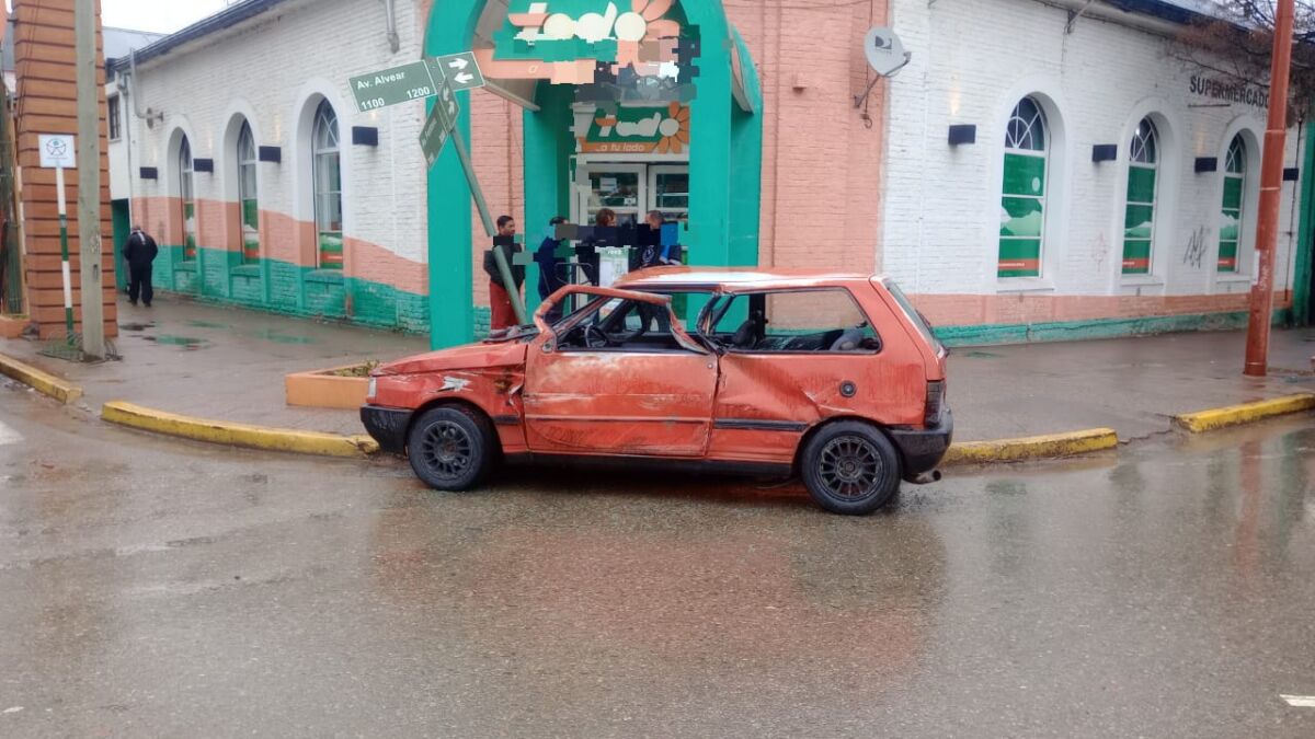 Un camión chocó con un auto en una reconocida rotonda