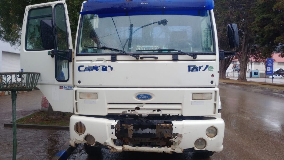 Un camión chocó con un auto en una reconocida rotonda