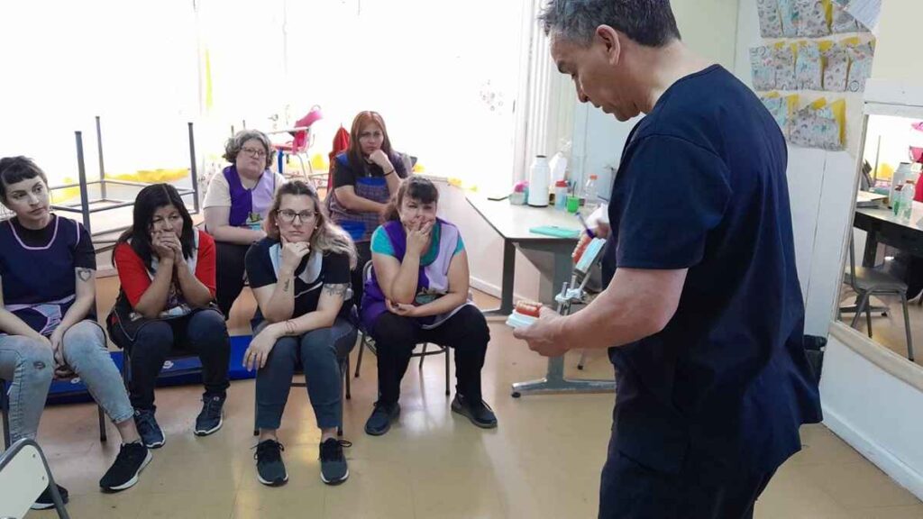 Pequeñas Sonrisas, salud bucal, jardín maternal, Trelew, prevención dental, higiene bucal infantil, programa educativo, odontología infantil, cepillado dental, alimentación saludable, revisión odontológica, caries, traumatismo dental, Coordinación de Salud, cepillos de dientes