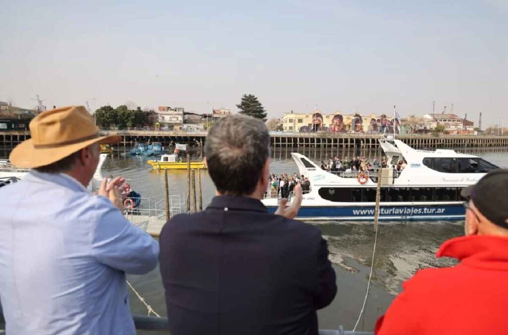 Tras los trabajos de saneamiento, el Riachuelo es navegable nuevamente y se ha inaugurado un servicio de catamarán que conecta Puerto Madero con La Boca.