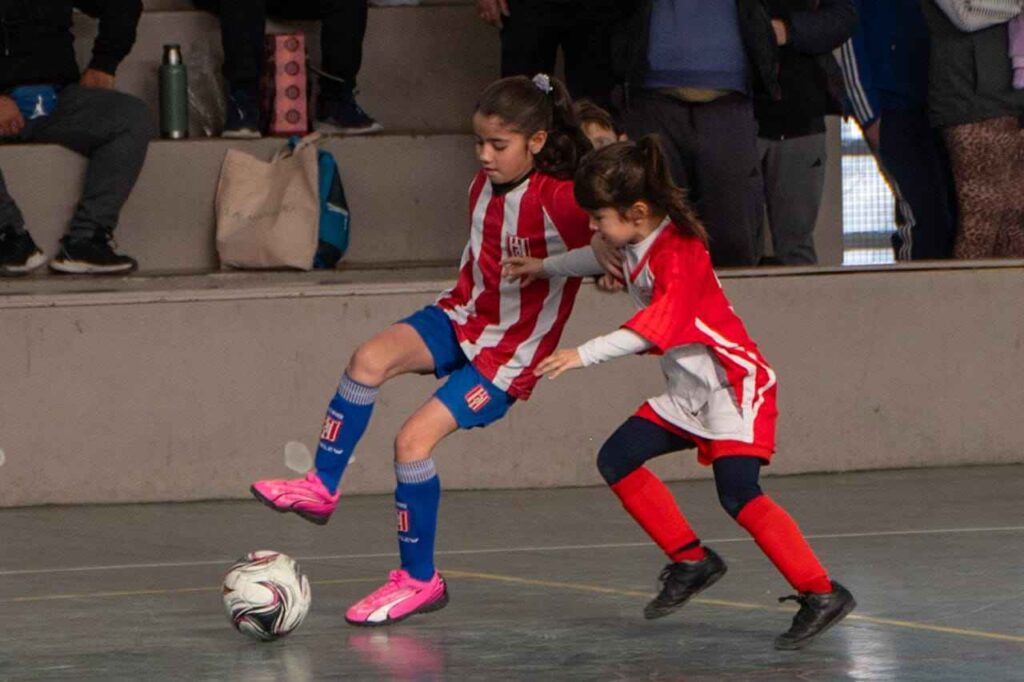 Torneo de Futsal Femenino Infantil, fútbol femenino Chubut, evento deportivo, final de torneo, Club Huracán Trelew, desarrollo del deporte, Paola Soto, Gastón Williams, fútbol infantil, Liga del Valle del Chubut, eventos deportivos en Chubut, crecimiento del fútbol femenino, categorías infantiles, participación juvenil, Chubut Deportes