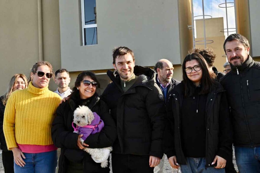 entrega de viviendas, Ignacio Torres, Trelew, Chubut, gobierno provincial, obras públicas, planificación, responsabilidad, viviendas sociales, reactivación de obras, gestión provincial, familias beneficiarias, infraestructura, desarrollo social, política de vivienda, economía provincial