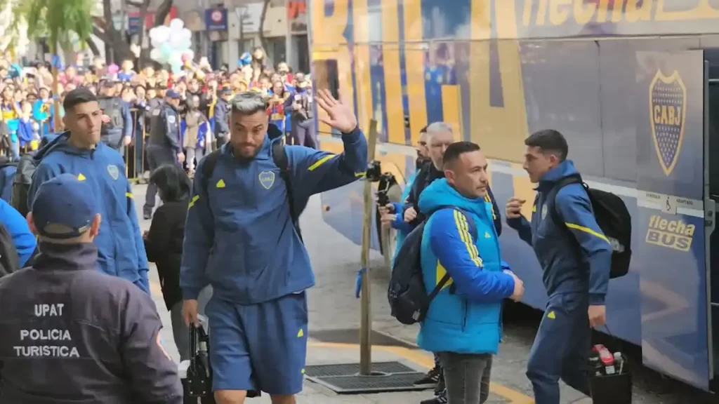 Boca Juniors, Independiente Rivadavia, Liga Profesional 2024, Edinson Cavani, Cristian Medina, Juan Román Riquelme, fútbol argentino, Mendoza, hinchas de Boca, Diego Martínez, fútbol en Argentina, Liga Profesional, formación de Boca, plantel de Boca Juniors, partido Boca Independiente Rivadavia.