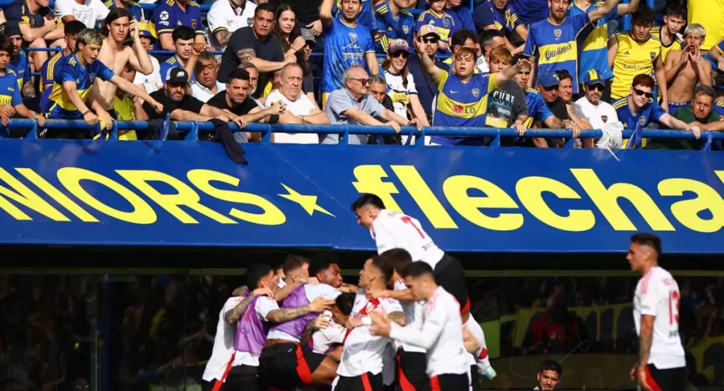 River Plate, Boca Juniors, Superclásico, Liga Profesional 2024, Manuel Lanzini, gol de Lanzini, Franco Armani, Marcelo Gallardo, Sergio Romero, Exequiel Zeballos, Luis Advíncula, VAR, Milton Giménez, La Bombonera, fútbol argentino.