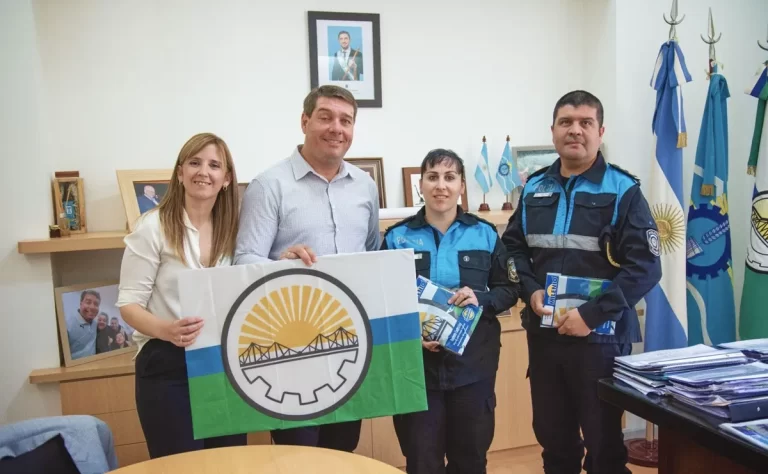 El Municipio entregó la bandera de Rawson al Instituto Superior Nº 811